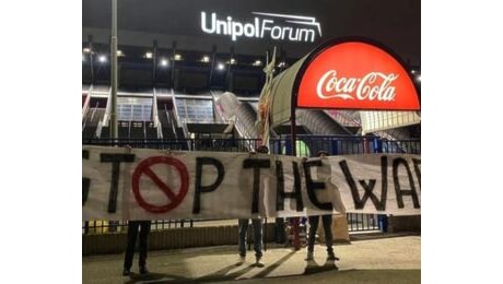 Olimpia - Maccabi, striscione Stop the war della curva bloccato fuori dal Forum