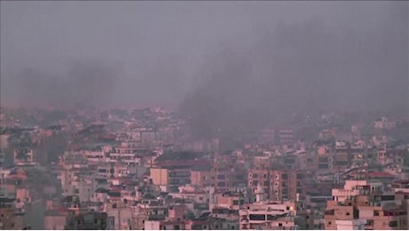 Guerra in Medio Oriente, nuovi raid di Israele in Libano: colonne di fumo su Beirut dopo i bombardamenti