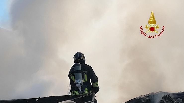 Esplosione al deposito di Gpl a Roma, l'Arpa: L'incendio ha generato diossina - Tgcom24 Esplosione al deposito di Gpl a Roma, l'Arpa: L'incendio ha generato diossina - Tgcom24