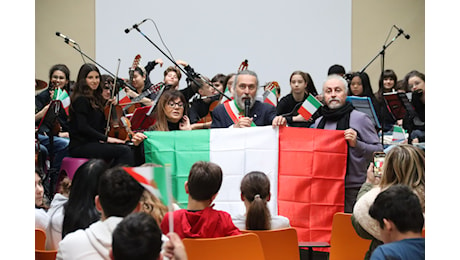 Festa del Tricolore: per i 228 anni iniziativa all’Istituto Fibonacci. Donata alla scuola la bandiera nazionale