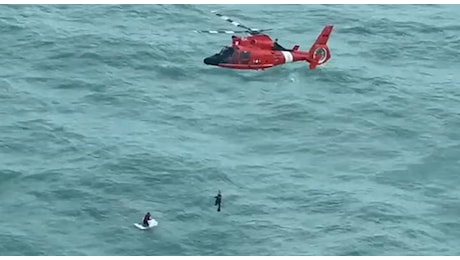 Uragano Milton, uomo ritrovato in mare su una ghiacciaia: lo spettacolare salvataggio