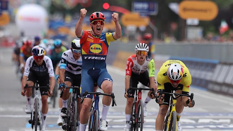 Giro d'Italia 2025, Pedersen si prende la prima tappa e la maglia rosa. Ordine d'arrivo e classifica - Quotidiano Sportivo Giro d'Italia 2025, Pedersen si prende la prima tappa e la maglia rosa. Ordine d'arrivo e classifica - Quotidiano Sportivo
