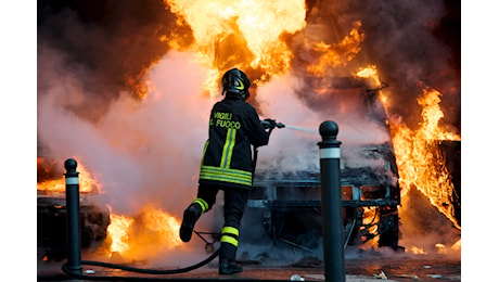 Sette pompieri in ospedale, hanno inalato gas tossico in un incendio a Roma