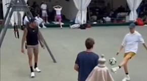 Tennis, Sinner e Berrettini giocano a pallone insieme prima di affrontarsi a Wimbledon