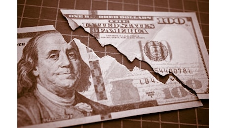 Crisi del dollaro: gli investitori scappano, ma è davvero la fine del bene rifugio?