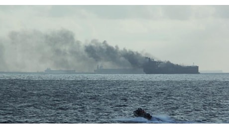 Incendio su due petroliere: tutto l’equipaggio salvato o coinvolto nelle operazioni di spegnimento