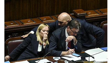 Meloni accelera, pronta la Manovra. Chiesto un contributo alle banche, tagli lineari per tutti i ministeri