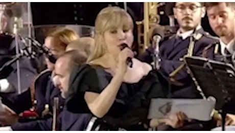 Milly Carlucci: «Ceccon ha vinto l'oro», l'annuncio durante il concerto alle Terme di Caracalla