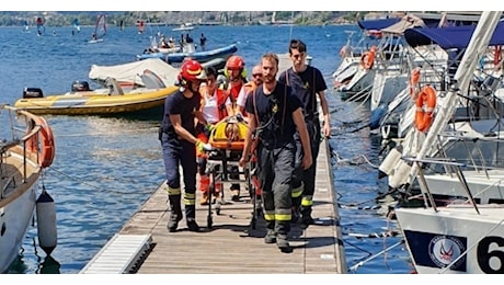 Travolto da una barca mentre è seduto sul pontile, attimi di paura sul Garda: un 30enne elitrasportato in ospedale