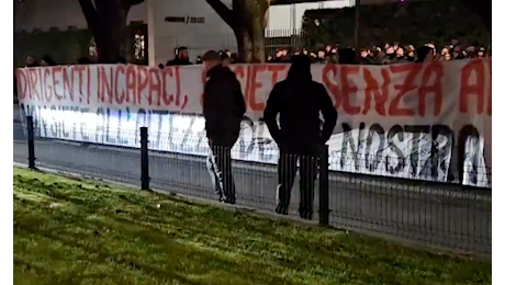 Ultras contro il Milan, la protesta al gala per i 125 anni: «Non c'è nulla da festeggiare, Cardinale vendi» - Il video