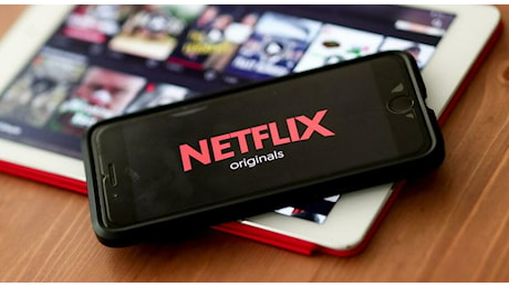 Netflix, aumentano i prezzi in Italia: il piano Premium arriva a 20 euro al mese. Ecco quando e di quanto si alzeranno i costi