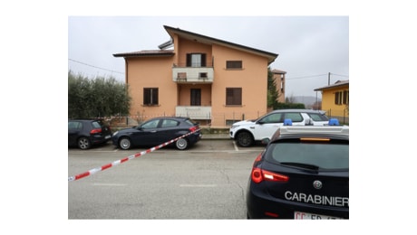 Marito e moglie morti in casa, è femminicidio - suicidio