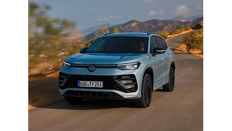 Nuova Volkswagen Tayron, SUV da 7 posti con motori benzina, diesel e ibridi