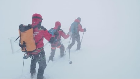 Anche i soccorritori degli alpinisti dispersi sul Gran Sasso sono bloccati in alta quota dal maltempo