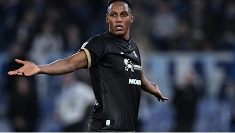 Dai graffi ai pizzicotti, il gioco duro del difensore del Cagliari Yerry Mina