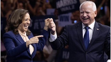 Chi è Tim Walz e cosa cambia nella corsa alla Casa Bianca di Kamala Harris dopo la scelta del vicepresidente