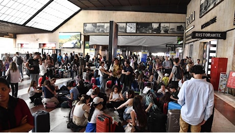 Firenze, ancora caos alla stazione, treni con ritardi fino a 90 minuti a causa di un uomo che passeggiava sui binari
