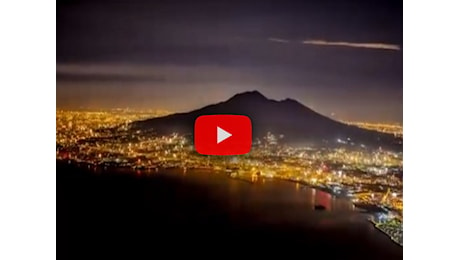 Capodanno 2025 a Napoli: lo spettacolo dei fuochi d'artificio ripreso dai monti; il Video