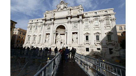 Fontana di Trevi con pedana, per il Campidoglio è un successo: Visitata da 14mila persone nel weekend