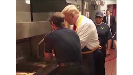 VIDEO: Trump lavora al Mc Donald per un giorno, frigge patatine e serve i clienti del McDrive