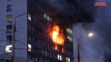 Ucraina, la Russia attacca Zaporizhzhia: edifici in fiamme e cadaveri in strada