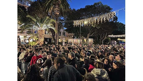 Reggio Calabria strapiena per il Capodanno! In migliaia già in attesa sotto il palco e parte il coro... | FOTO e VIDEO