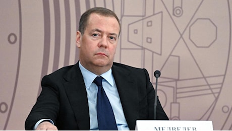 Guerra Russia-Ucraina, Medvedev: “Abbiamo le armi per fondere Kiev”. Blinken: “Rt è uno strumento dell'intelligence di Mosca”