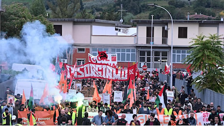 Tremila al corteo anti-sfruttamento dopo il pestaggio degli operai in sciopero