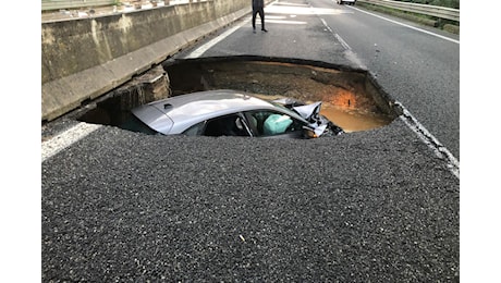 Maltempo: bloccata la Statale 280 e auto in una voragine, allagamenti e danni a Lamezia