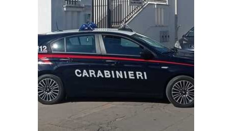 Sfonda una finestra, entra in casa di una donna di 74 anni e tenta di violentarla