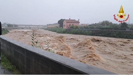 L'allerta meteo in Liguria e in Emilia Romagna, in diretta | Scuole chiuse nelle città, nubifragi e frane