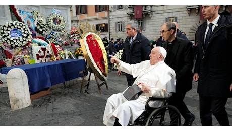 Tenta di avventarsi su auto corteo del Papa, bloccata