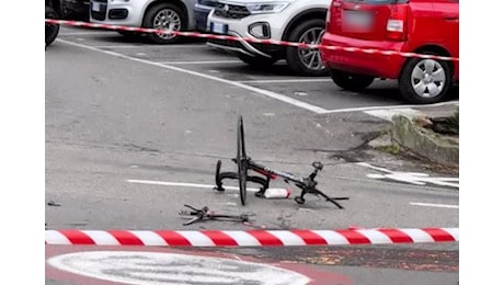 Travolto da un camion dei rifiuti mentre è in bici. Muore un 64enne calabrese residente a Bologna