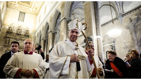 Natale, Mimmo Battaglia vescovo di Napoli: «Oggi rinasce la speranza, no alla rassegnazione»