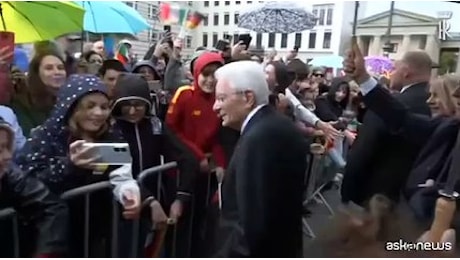 Mattarella fra la folla alla porta di Brandeburgo a Berlino