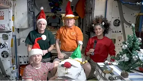 Dallo spazio gli auguri di buon Natale degli astronauti Nasa VIDEO