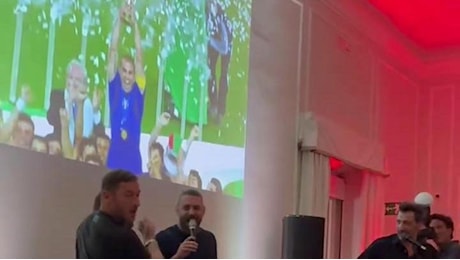 Ci vorrebbe un amico: karaoke Totti-De Rossi-Pirlo alla cena Mondiale, presenti tutti i campioni del mondo 2006