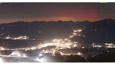 Il nuovo anno inizia con l'aurora boreale sulle Dolomiti