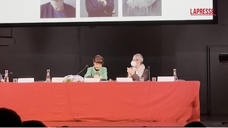 Milano, Elisabetta Sgarbi parla del fratello Vittorio e si commuove