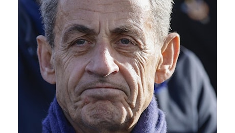 Sarkozy condannato a tre anni di carcere per corruzione: sconterà un anno con braccialetto elettronico