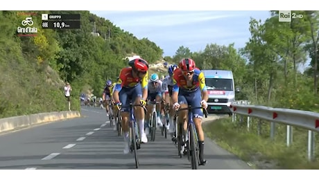 Giro d'Italia 2025 - 1a tappa - La scalata di Surrel miete vittime importanti - Video