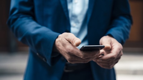 Taci, l'alleato t'ascolta! Rischio spionaggio: la Ue fornisce telefoni usa e getta per i funzionari che vanno negli Usa