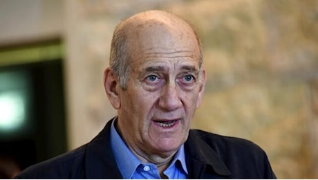 Olmert: “Invadere il Libano non fermerà i razzi su Israele, Netanyahu fa un errore di proporzioni storiche”