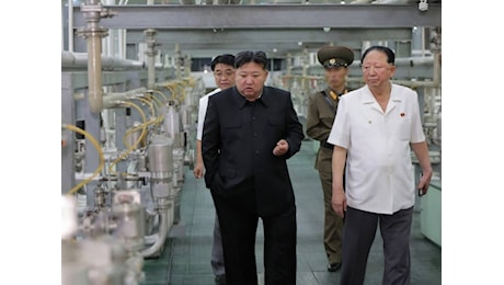 La visita di Shoigu, il tour nella fabbrica di uranio e i test missilistici: cosa ha in mente Kim