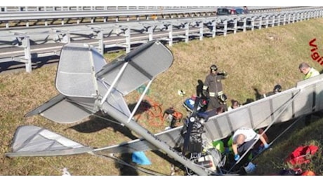 Vicenza, ultraleggero precipita sulla A31: terrore in autostrada. Auto sfiorate, gravissimo il pilota