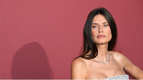 Bianca Balti taglia i capelli e inizia la chemioterapia: «Un passo alla volta»