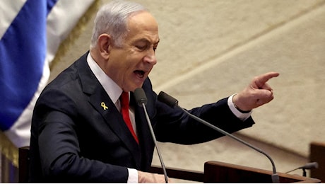 La rabbia di Netanyahu contro il mandato d’arresto: “Giudici antisemiti”. Ma il suo potere vacilla