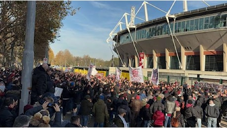 Alle 15 Torino-Monza. Ma prima la contestazione dei tifosi granata fuori dallo stadio