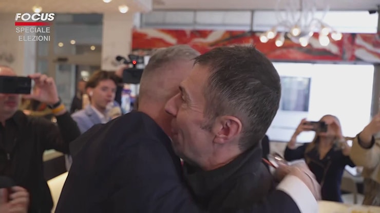 Pordenone al voto, l’abbraccio tra Ciriani e Basso come passaggio di consegne - Il Friuli Pordenone al voto, l’abbraccio tra Ciriani e Basso come passaggio di consegne - Il Friuli