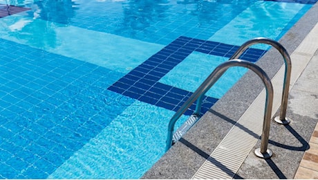 Bimba annegata in piscina a Imola: aperto fascicolo per omicidio colposo